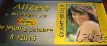 Cliquez ici pour agrandir le visuel de l'affiche que l'quipe de Radio 6 m'a offert, et qui tait en vitrine des studios  l'occasion du passage d'Alize